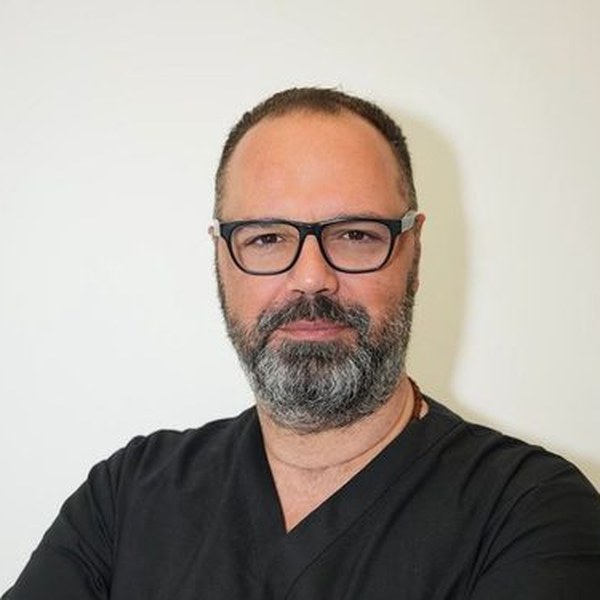 Dr Gjergj Dilo — chirurgien oral et implantologue, DentX Clinic, Tirana