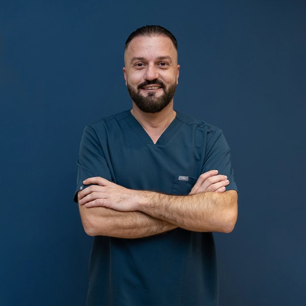 Dr Leon Baca - Chirurgie orale et implantologie