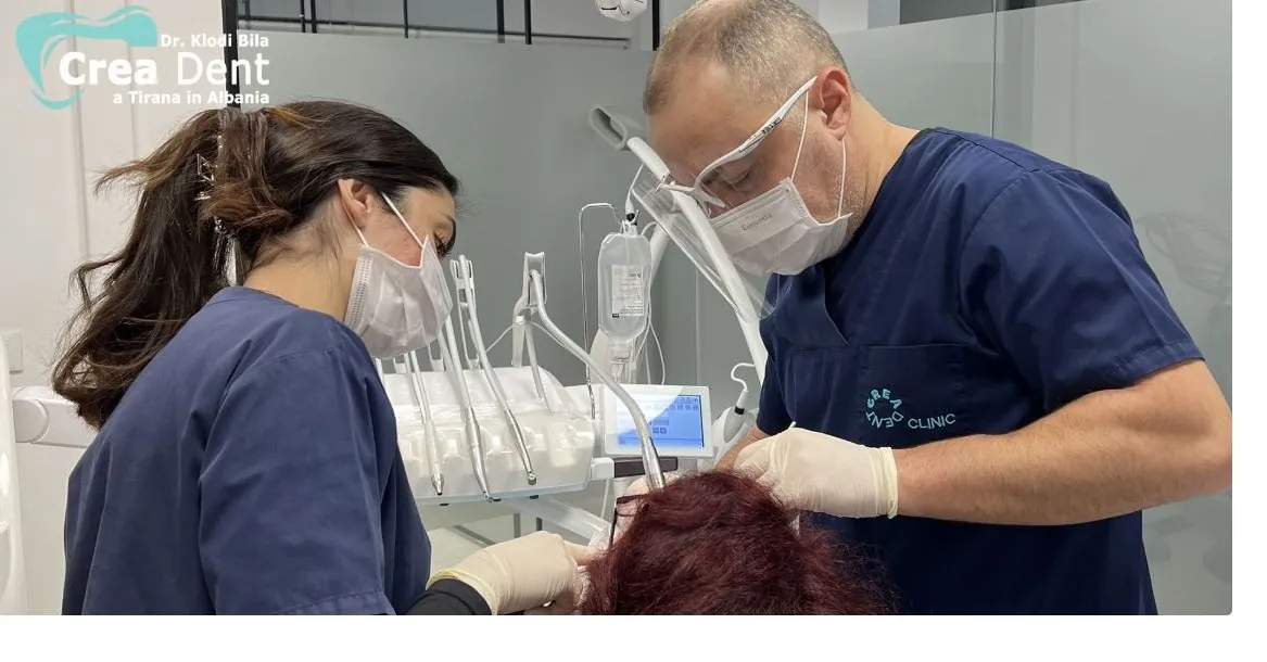 Le Dr Klodian Bila en chirurgie implantaire, Creadent Clinic, Tirana