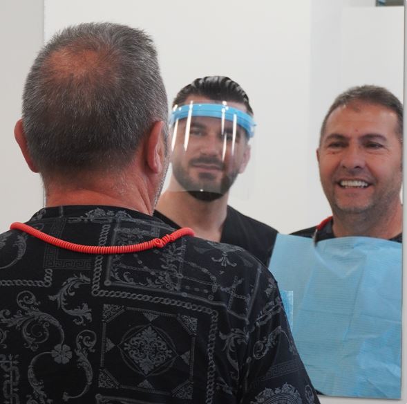 Patiente souriante de la clinique Elonix, Tirana — suivez la clinique sur Instagram