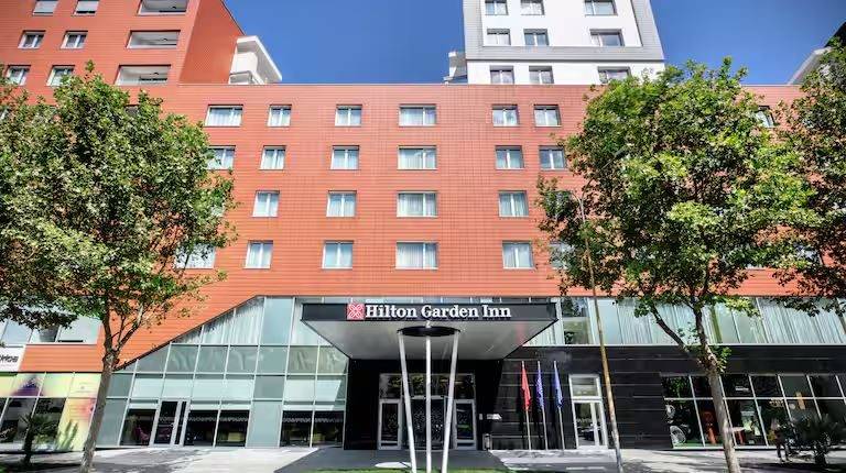 La façade du Hilton Garden Inn Tirana avec l'entrée