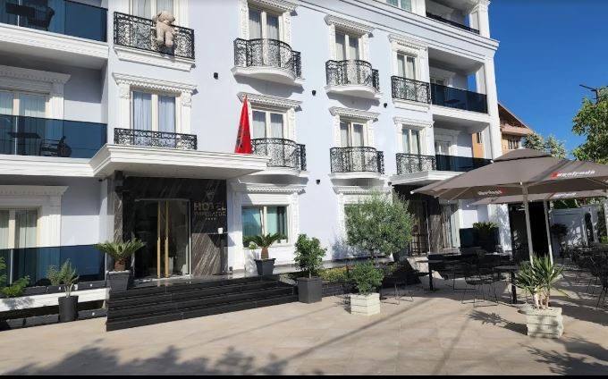 La façade de l'Imperator Hotel avec sa terrasse, Tirana