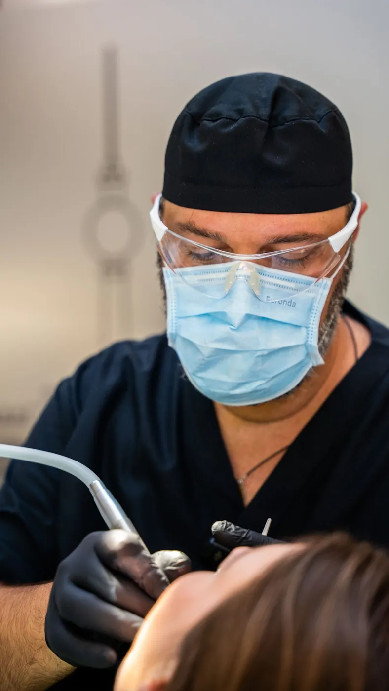 DentX Clinic, Tirana — le Dr Gjergj Dilo en salle d'opération