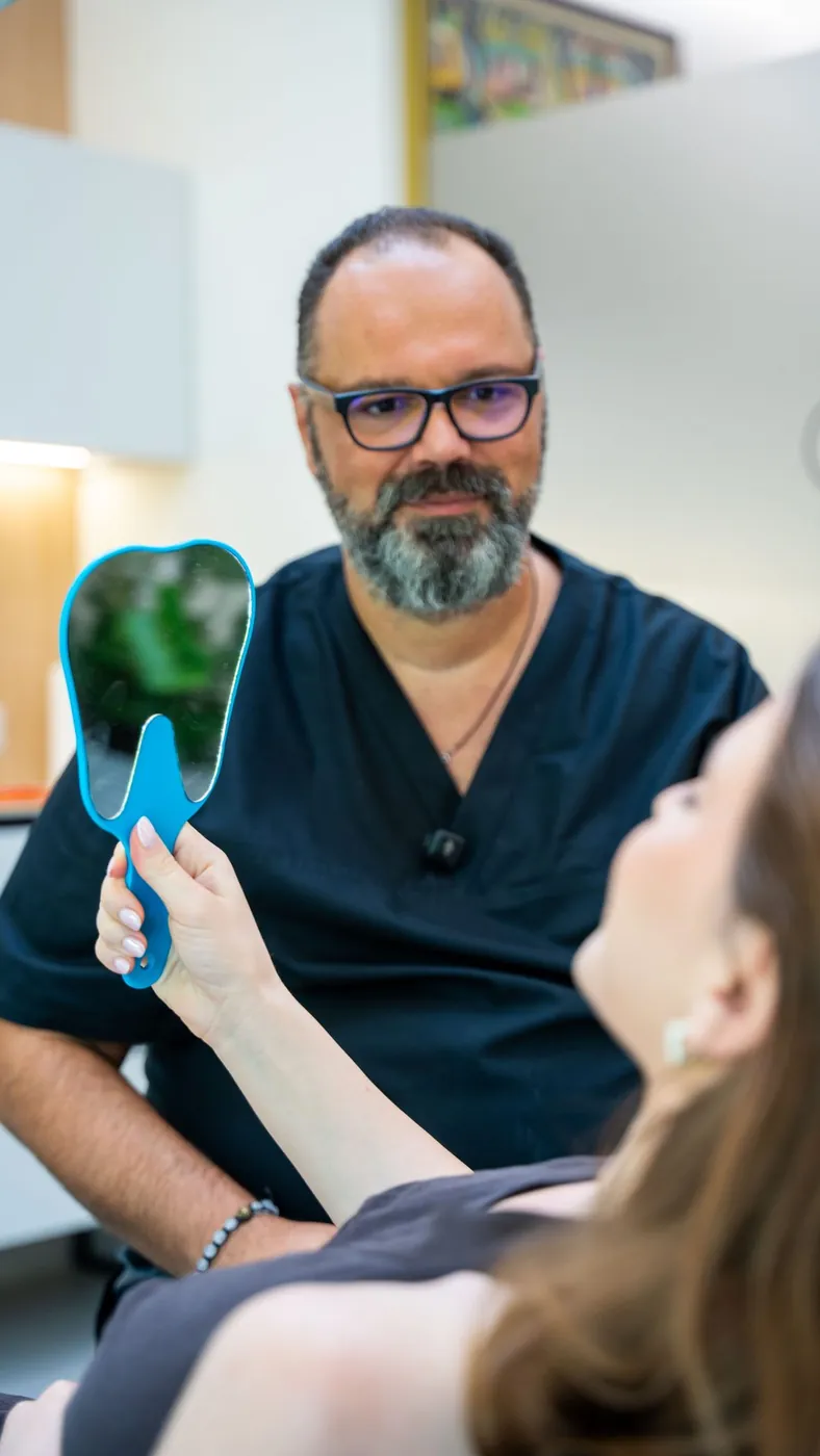 DentX Clinic, Tirana — le Dr Gjergj Dilo avec une patiente