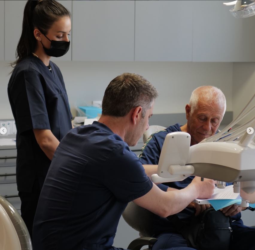Espaces d'accueil de Primo Dental Clinic, Tiranë — suivez la clinique sur Instagram