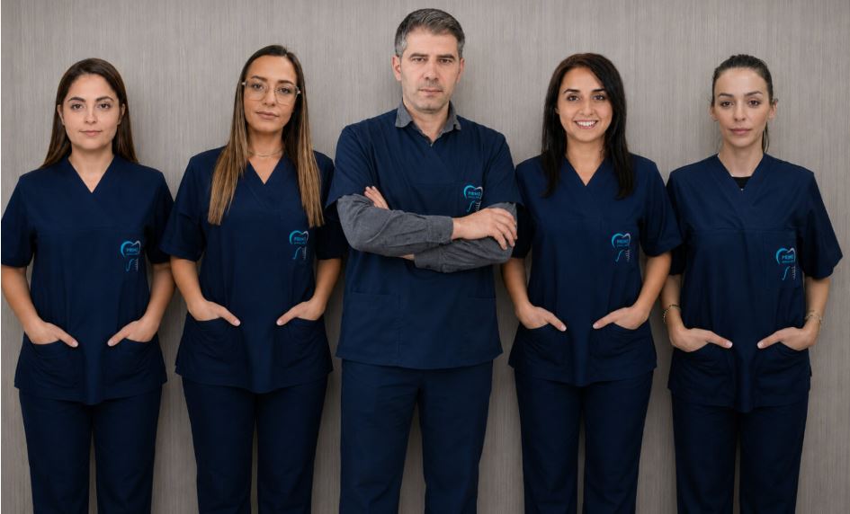 L'équipe médicale de la clinique dentaire Primo à Tiranë, Albanie — cinq médecins
