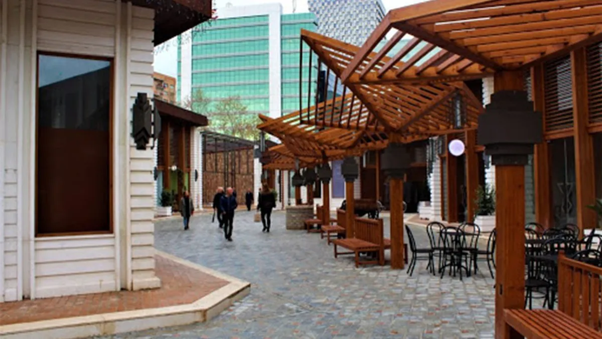 Les cafés du quartier Blloku, Tirana