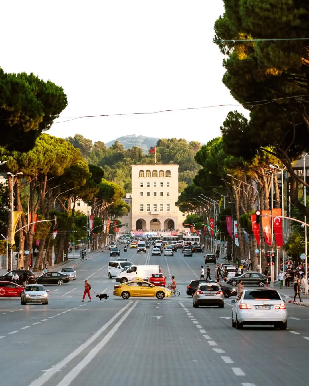 Le boulevard principal de Tirana