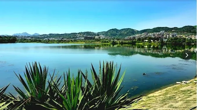 Le lac du Grand Park de Tirana