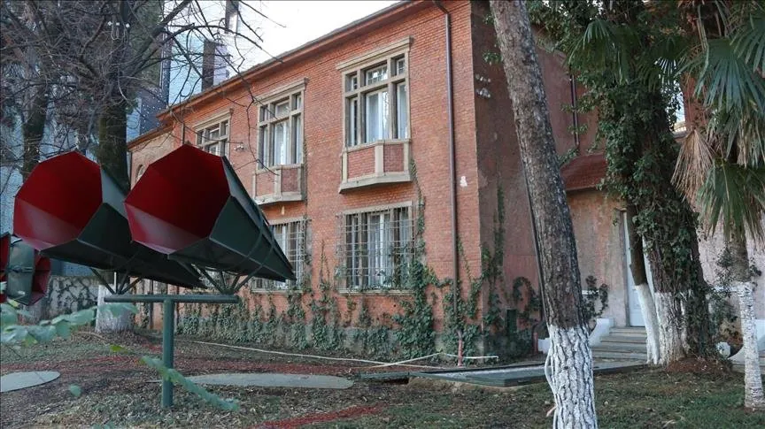 La House of Leaves, Tirana