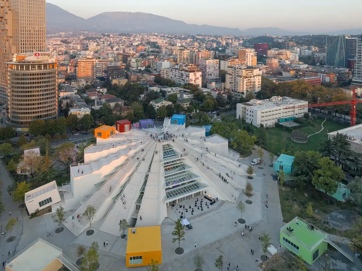 La pyramide de Tirana