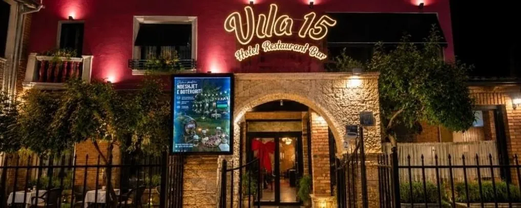 La façade de la Vila 15 le soir — hôtel, restaurant et bar à Tirana
