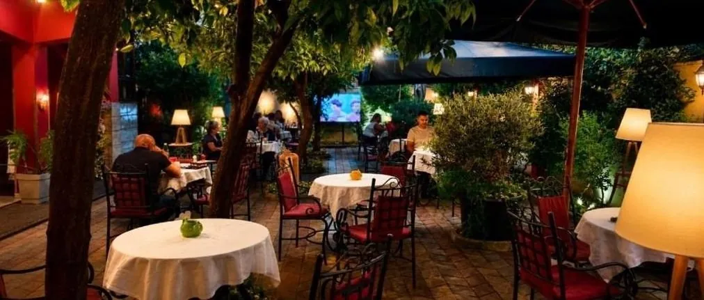 Le jardin-restaurant de la Vila 15 le soir, tables dressées