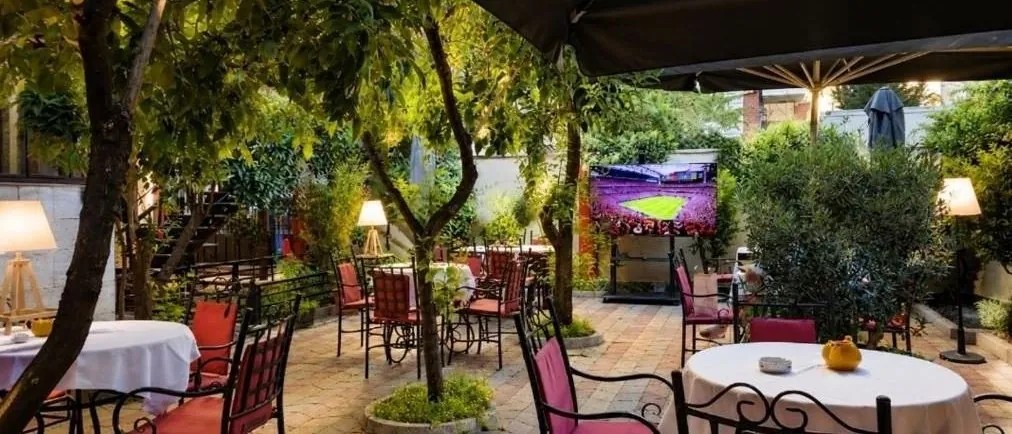 Le jardin-restaurant de la Vila 15 de jour, sous les arbres