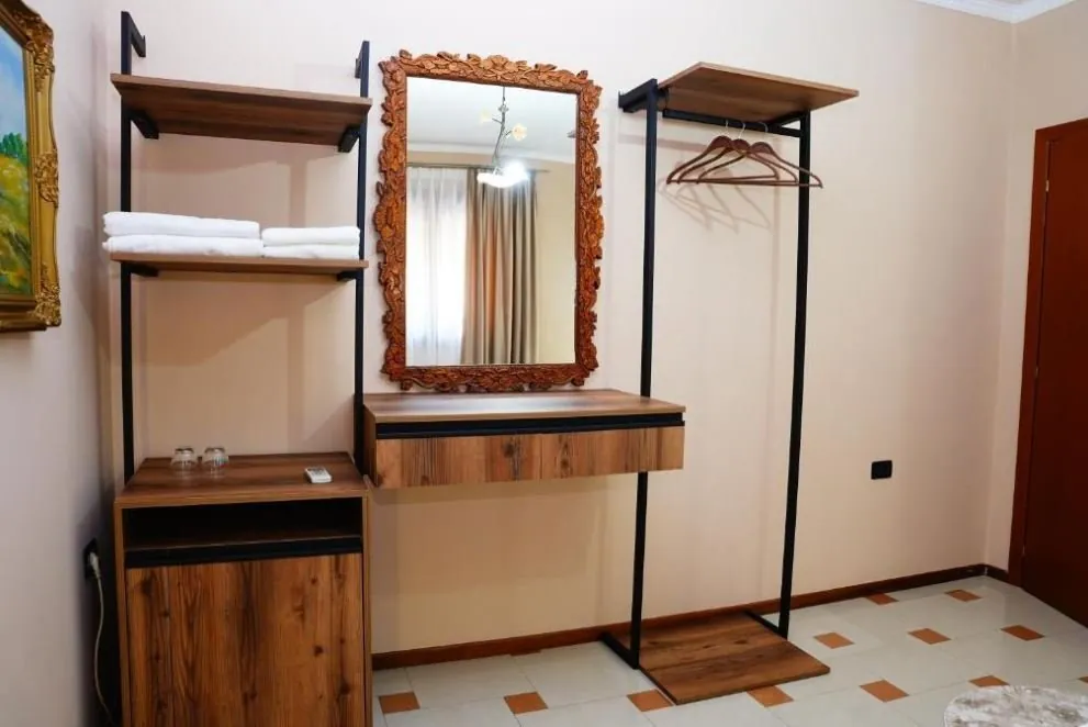 Détail d'une chambre de la Vila 15 — miroir et penderie