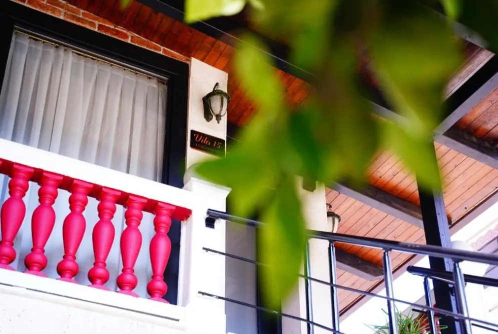 Le balcon de la Vila 15 avec sa balustrade rose