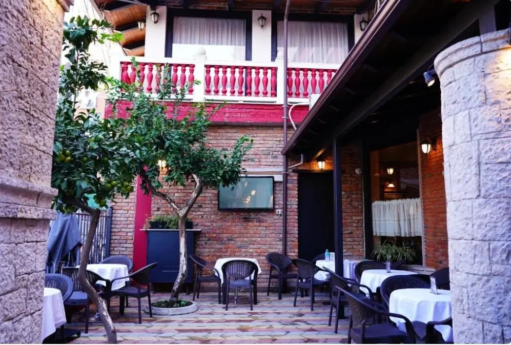 L'entrée de la Vila 15 avec les tables du restaurant