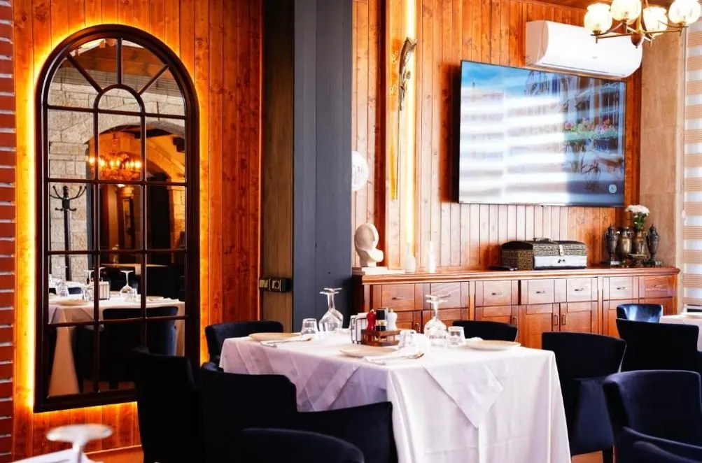 La salle intérieure du restaurant de la Vila 15